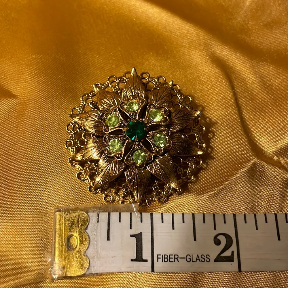 Vintage brassy colored green jeweled clover in middle floral pin. - Picture 3 of 3